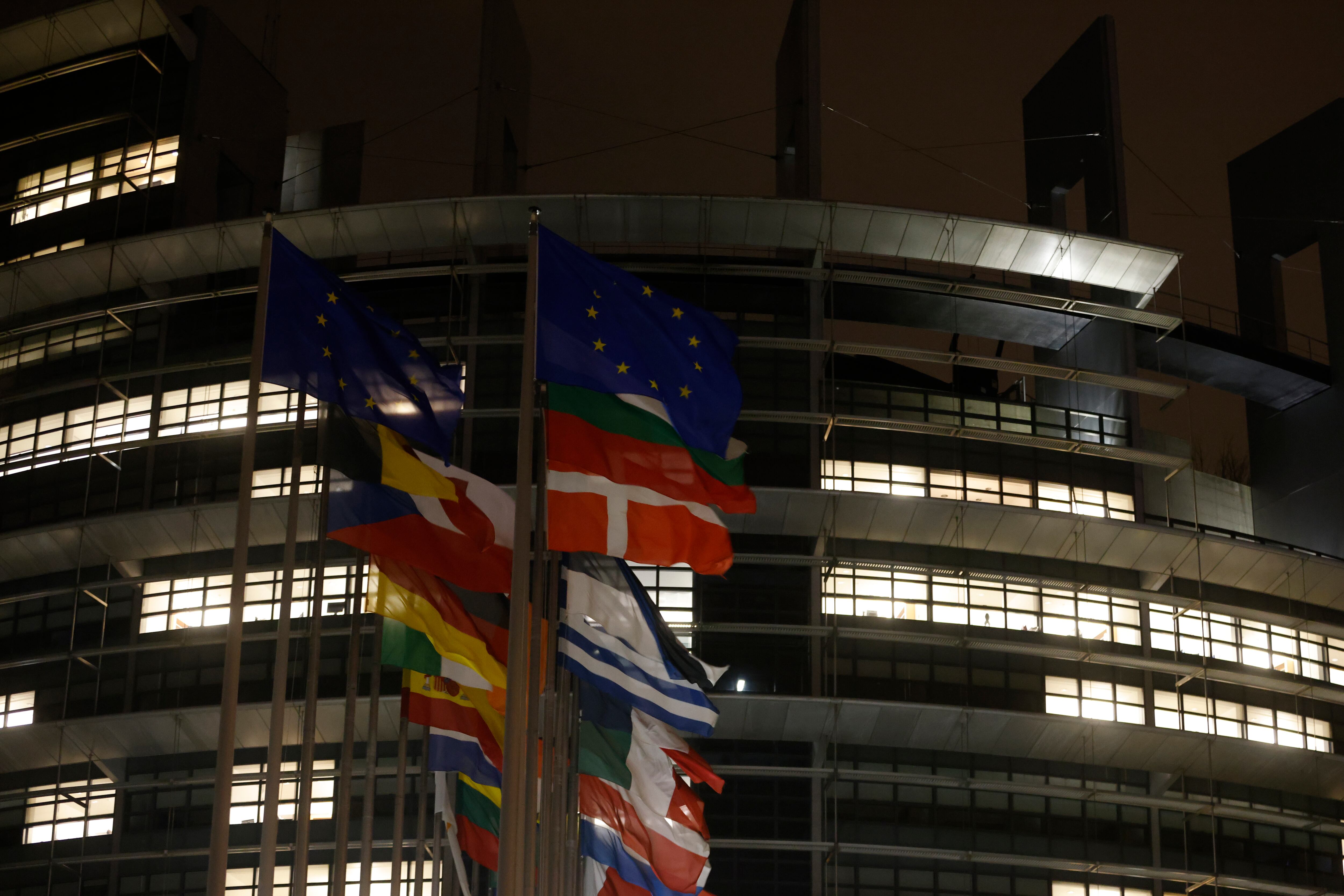 Banderas europeas ondean afuera del Parlamento Europeo en Estrasburgo, Francia, el lunes 22 de noviembre de 2021. (AP Foto/Jean-Francois Badias)