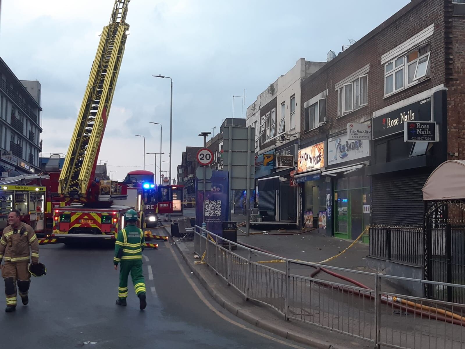 Otra emergencia en Londres que fue atendida por 10 máquinas y alrededor de 70 bomberos en una serie de tiendas en Longbridge Road, Barking.
