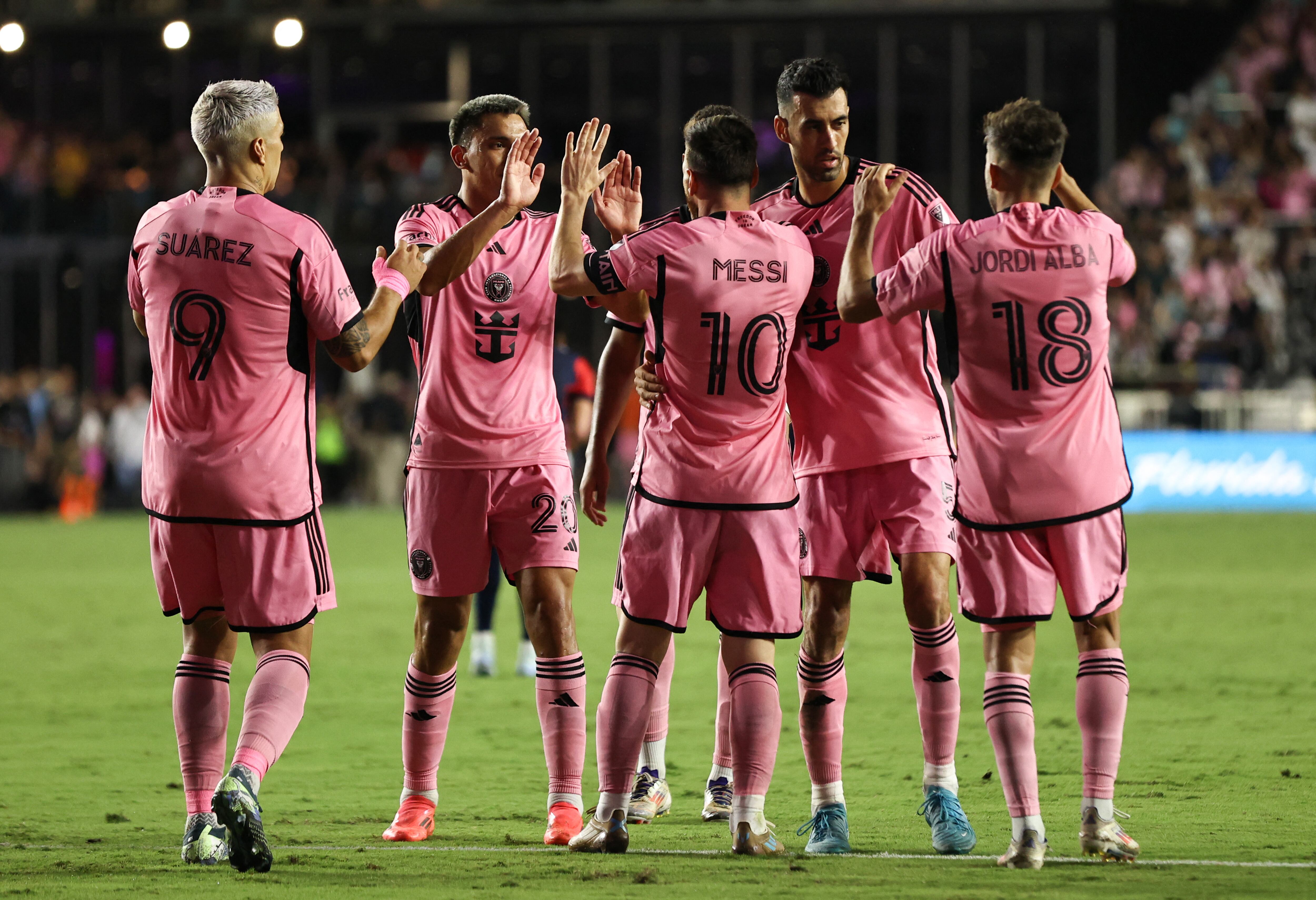 Jugadores del Inter de Miami celebrando uno de los goles que anotaron en la goleada 6-2 sobre  New England Revolution en el fútbol de la MLS.
