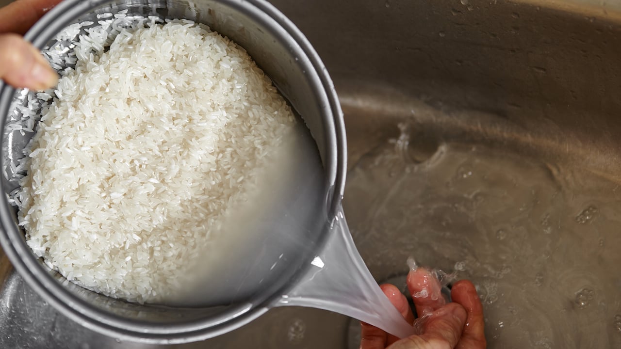 El lavado del arroz puede contribuir a reducir los niveles de arsénico presente en algunos tipos de arroz, según expertos en nutrición.
