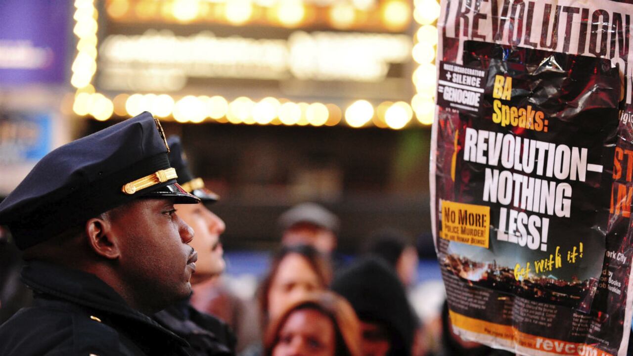 Manifestantes se encaran con los agentes de policía durante una protesta en Times Square contra la decisión de un gran jurado de no acusar formalmente a un policía que mató en julio pasado a un hombre negro, en Nueva York.