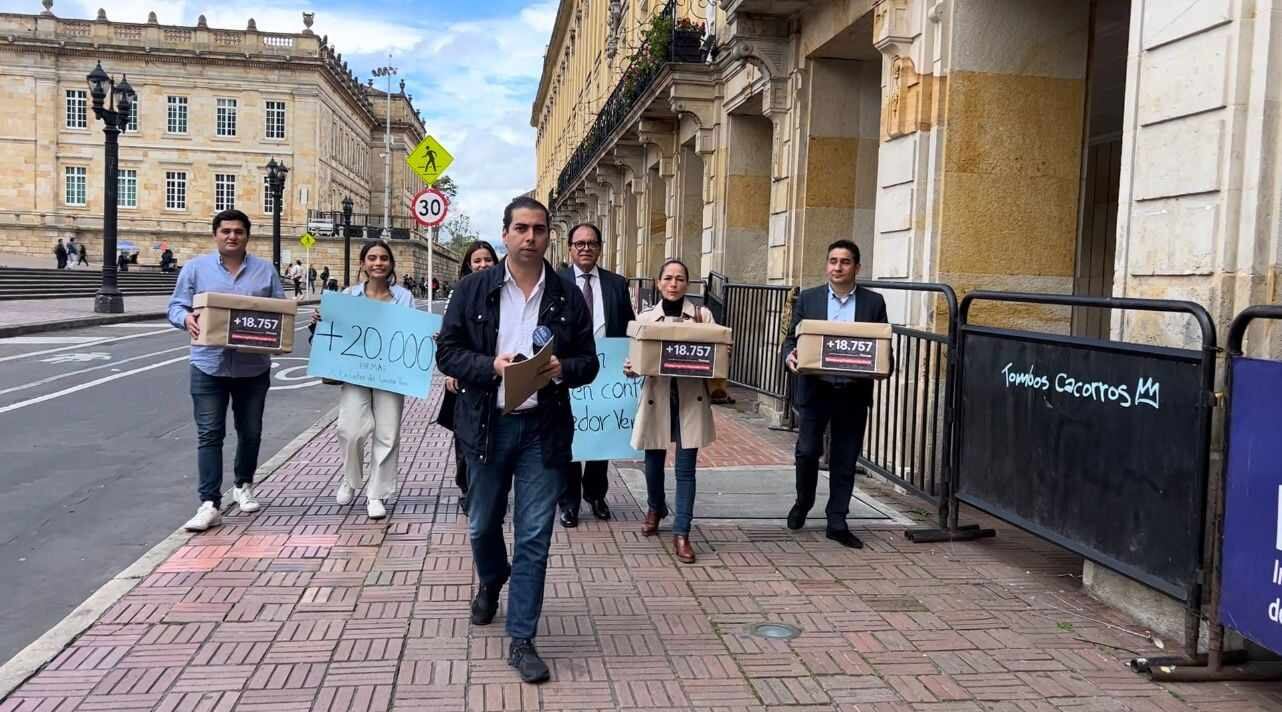 Fueron cerca de 20.000 firmas las que se radicaron ante la Alcaldía de Bogotá.