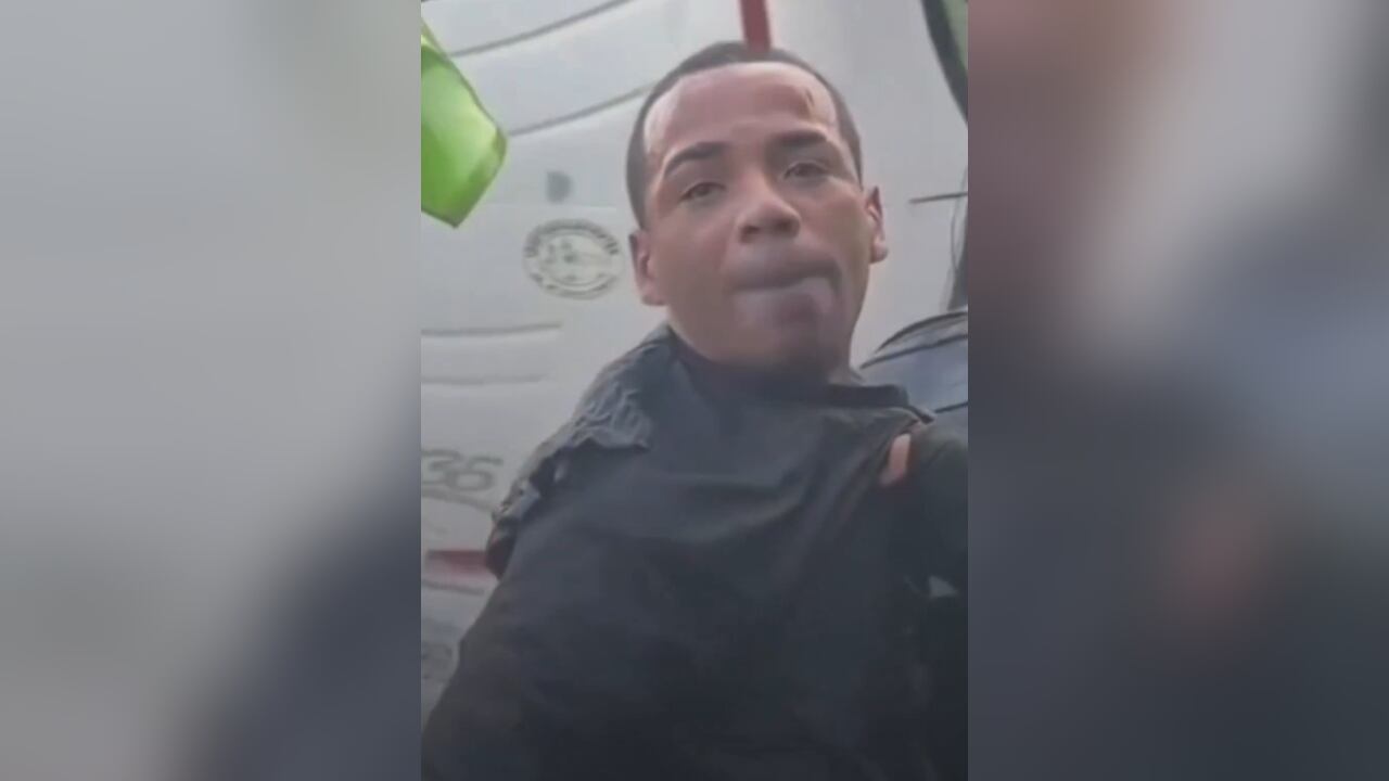 Este es el momento en el que el hombre es capturado.