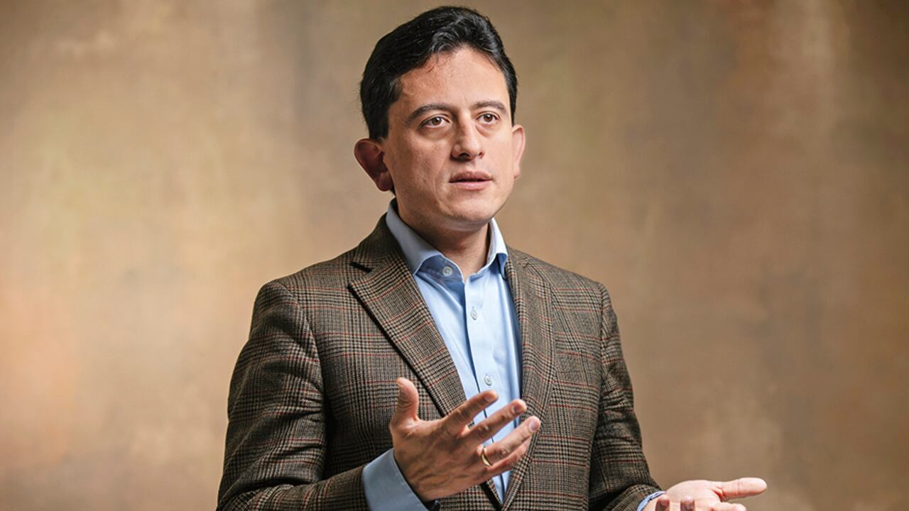 En el Ministerio de Comercio buscan esclarecer quiénes son los responsables de la crisis. Las miradas están sobre Luis Carlos Reyes, Mr. Taxes. Él se defiende.