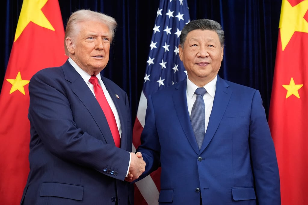 El presidente Donald Trump, a la izquierda, y el presidente chino Xi Jinping se dan la mano antes de su reunión en el aeropuerto internacional de Gimhae en Busan, Corea del Sur, el jueves 30 de octubre de 2025. (Foto AP/Mark Schiefelbein)