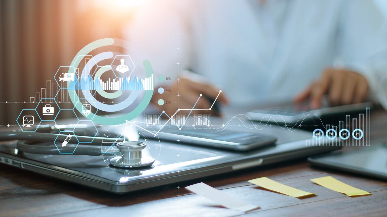 Las manos del médico hacen las finanzas y calculan sobre la tabla y los datos del gráfico de negocio de la salud y el crecimiento en el fondo del hospital.