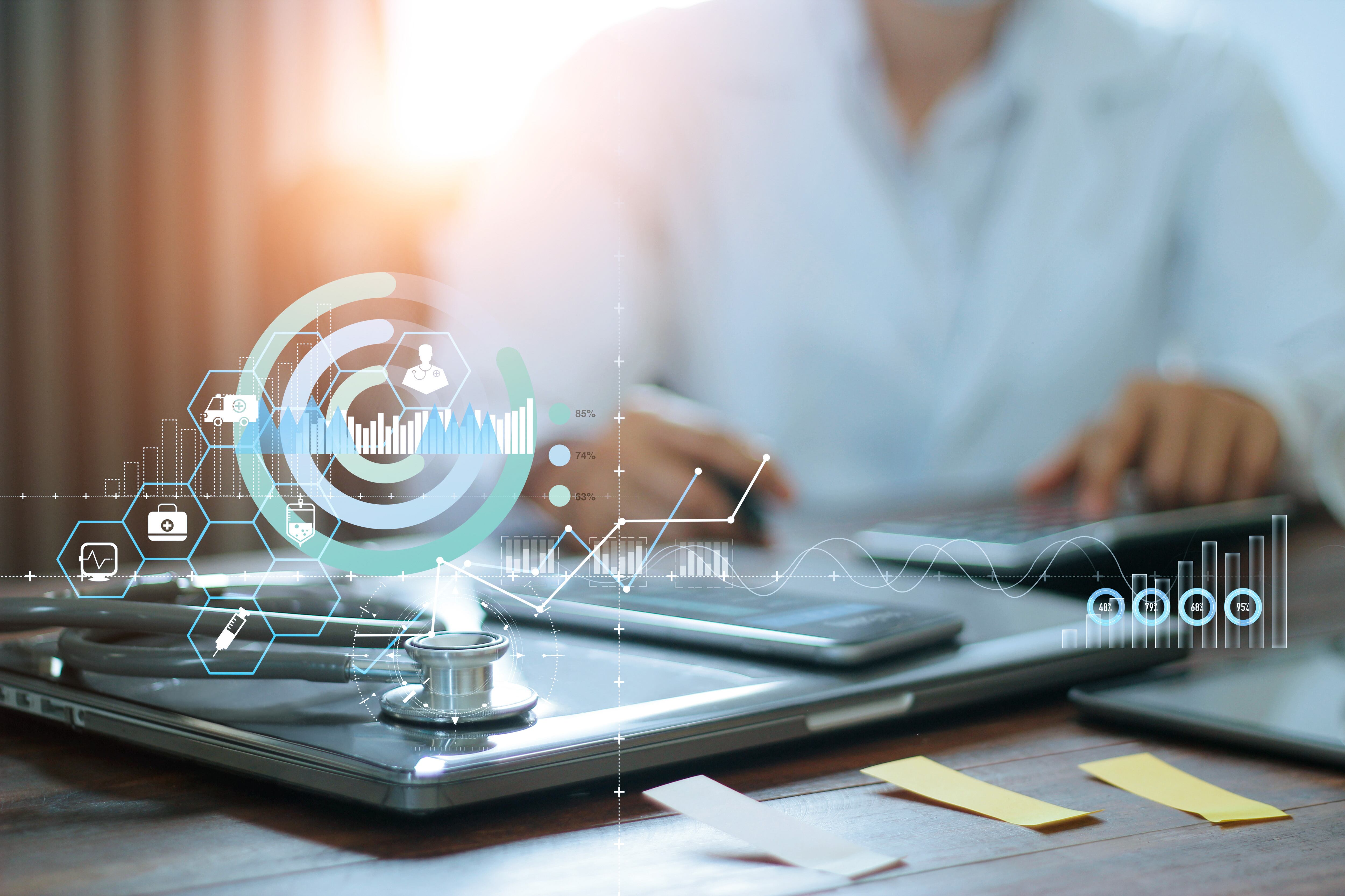 Las manos del médico hacen las finanzas y calculan sobre la tabla y los datos del gráfico de negocio de la salud y el crecimiento en el fondo del hospital.