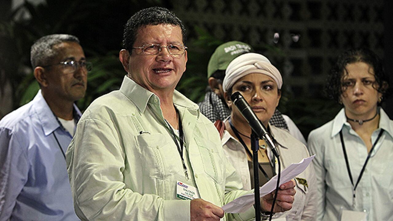 Pablo Catatumbo lee el comunicado con el que las Farc iniciaron esta ronda hoy. A su izquierda, los otros dos miembros del Secretariado en la Mesa, Rodrigo Granda e Iván Márquez. A su derecha, Victoria Sandino, del Comando Conjunto Central, que llegó con Catatumbo a La Habana el pasado 7 de abril.