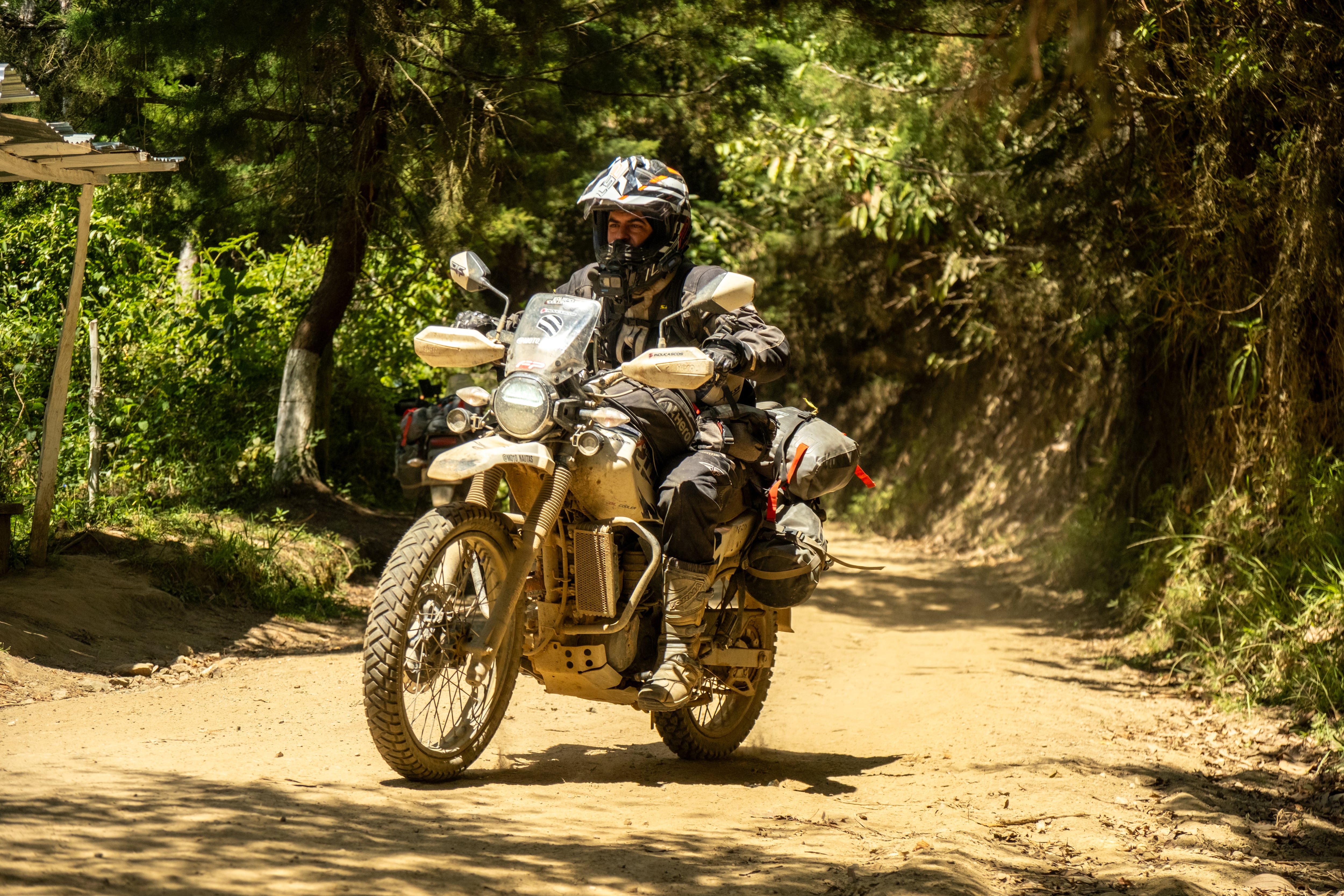 Sebastián Castro y Alejandro Gómez. recorrieron 123 municipios de Antioquia en 14 días y algunas horas