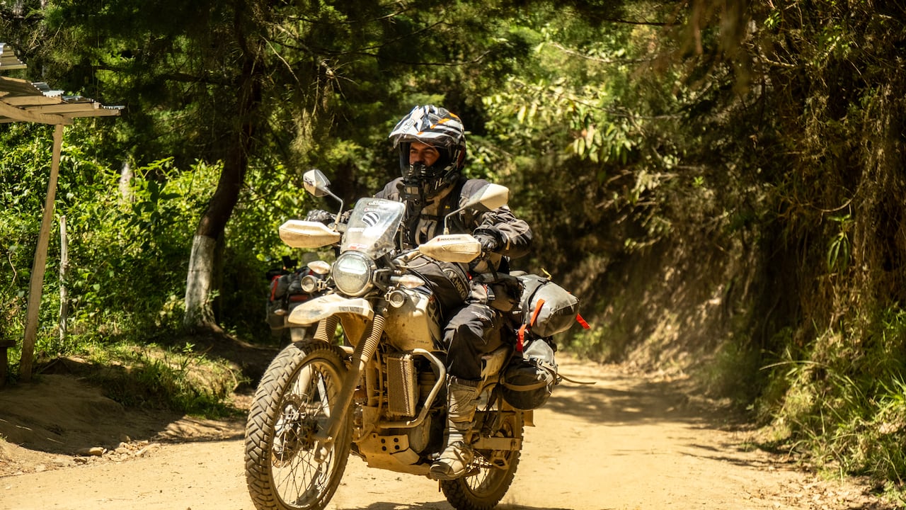 Se atrevieron a conducir sus motos por caminos que ni siquiera aparecen en los mapas.
