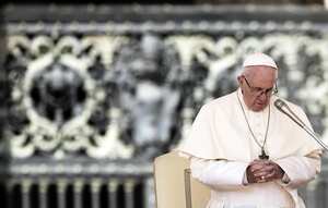 El papa Francisco reza durante su audiencia general de los miércoles en la plaza de San Pedro en el Vaticano.