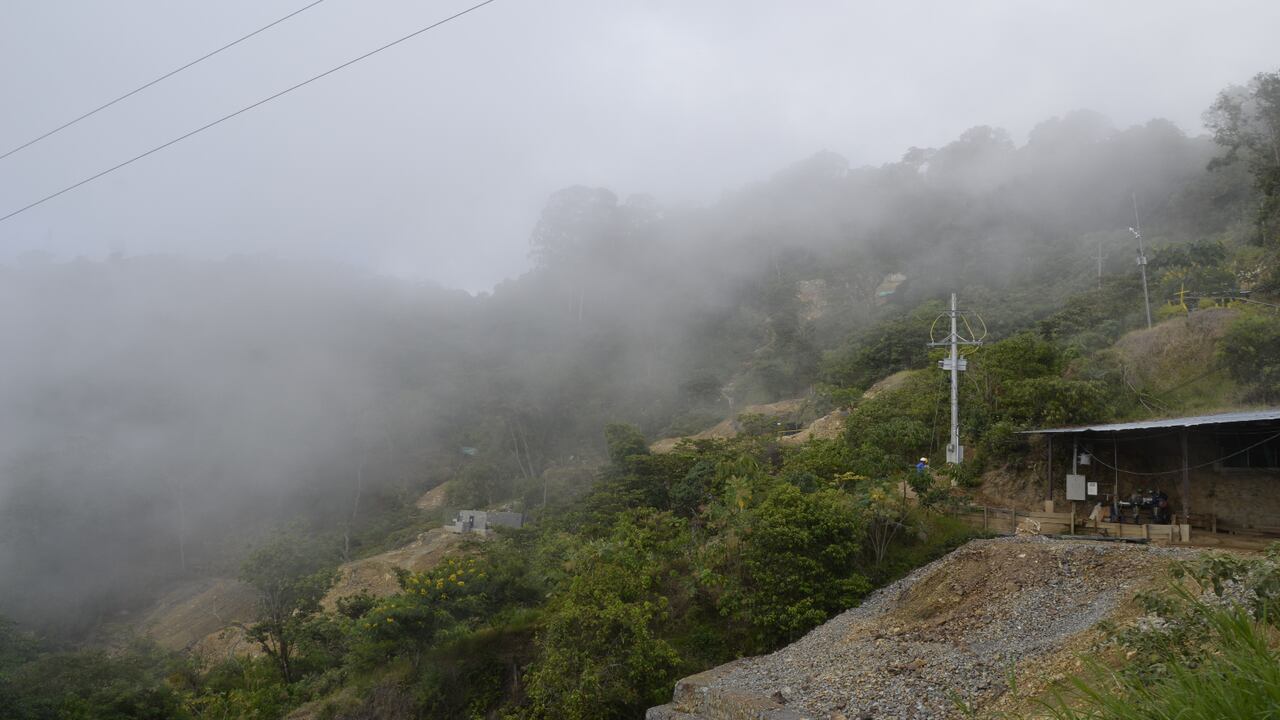 Neblina llega a la montaña y a las minas de Buriticá.
