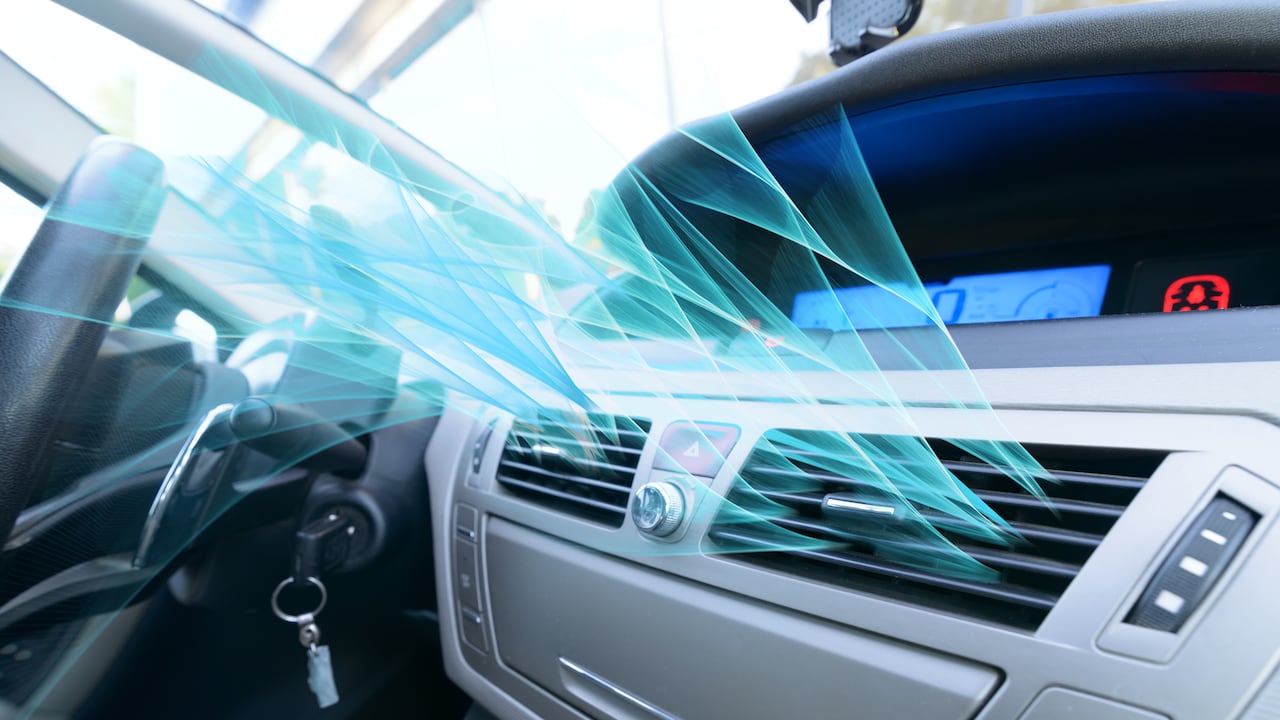 El aire acondicionado de un carro debe limpiarse para evitar bacterias.
