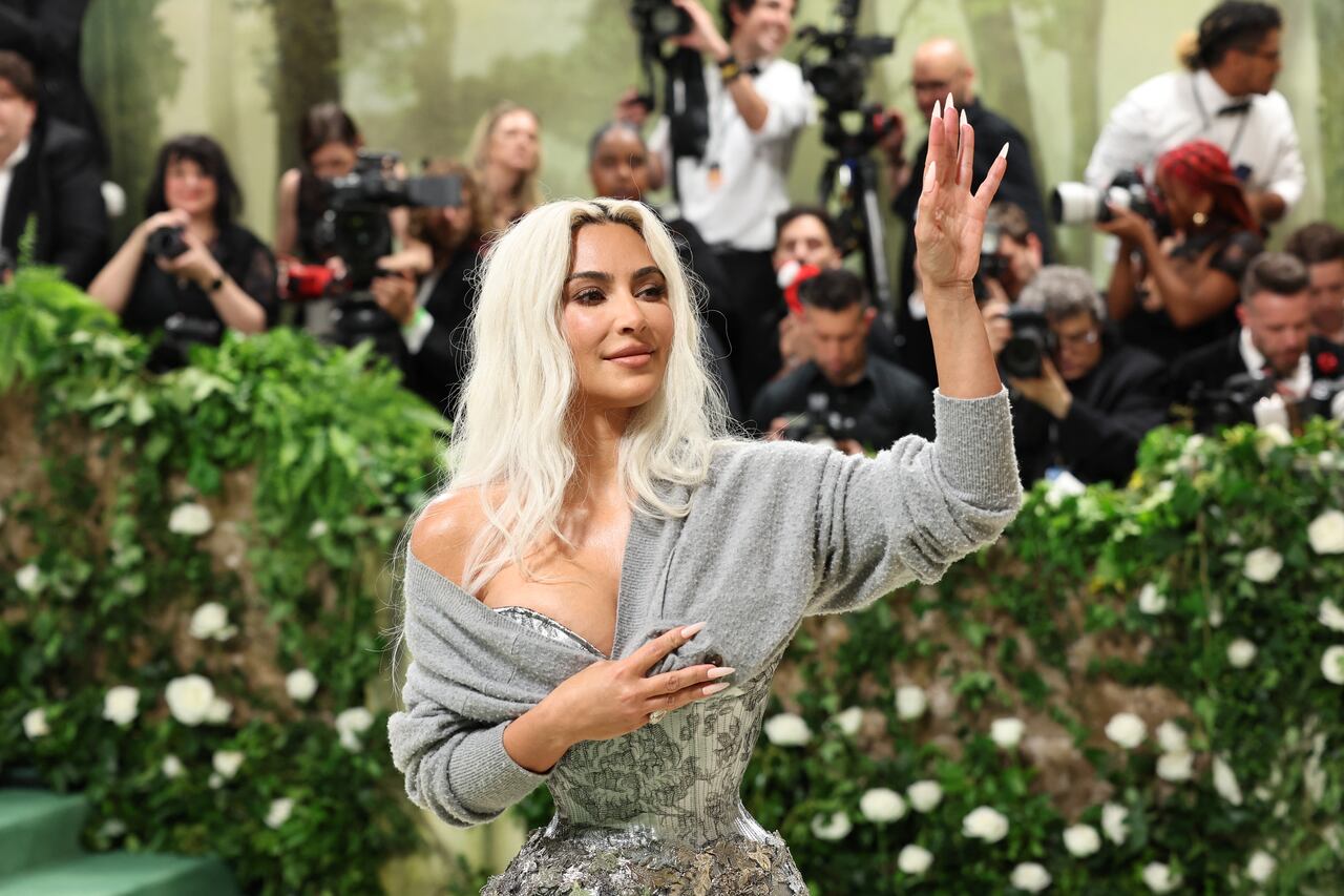 Kim Kardashian causó gran impacto en la Met Gala con ajustado corsé; su pequeña cintura se ‘robó' todas las miradas