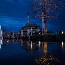 Los peatones pasan junto a un árbol de Navidad junto a la mezquita Taksim en la plaza Taksim en Estambul, Turquía. Foto AP / Francisco Seco