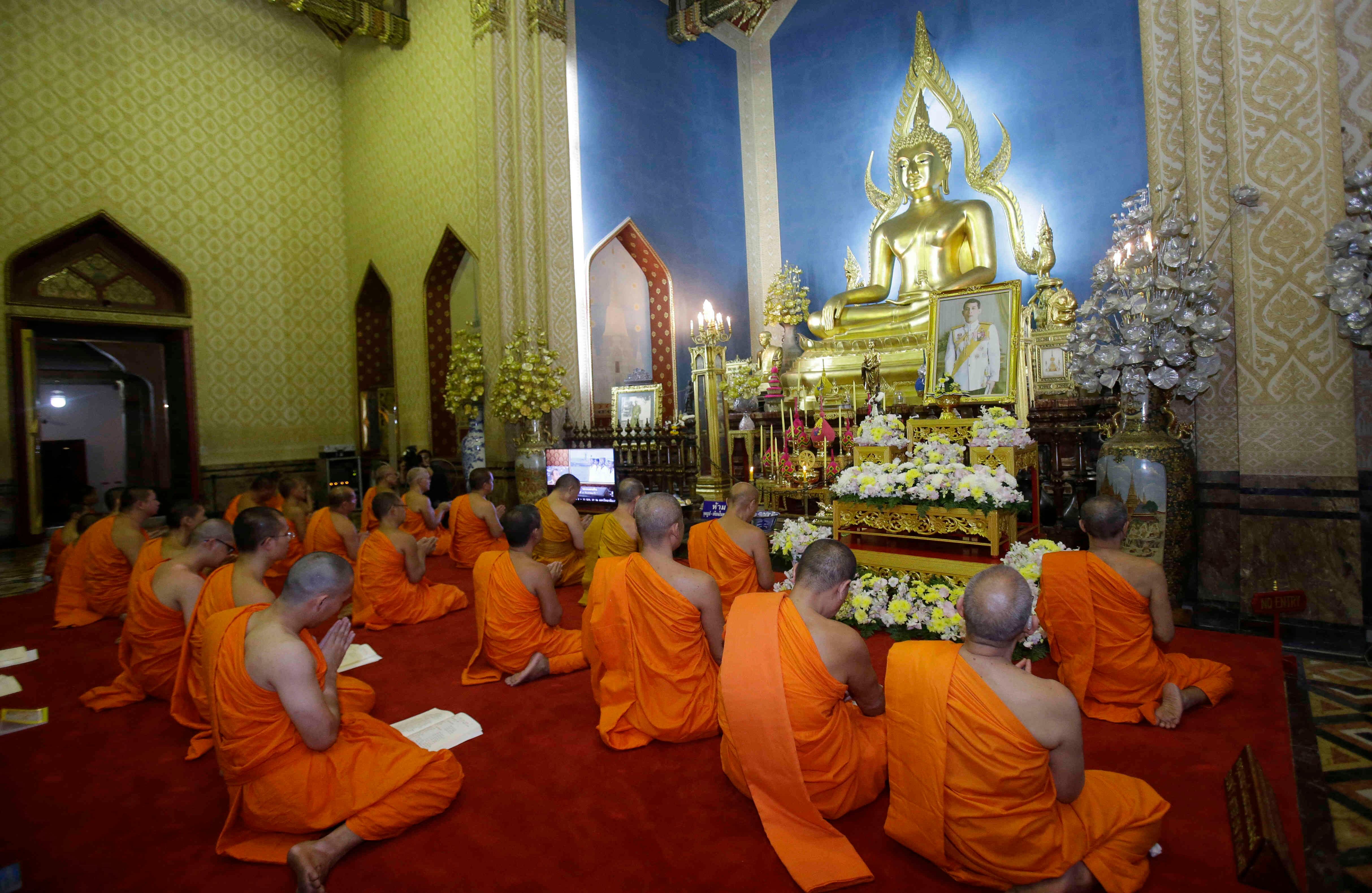 Monjes budistas tailandeses rezan frente al retrato del rey de Tailandia Maha Vajiralongkorn Bodindradebayavarangkun en el templo de mármol en Bangkok. Foto: AP.