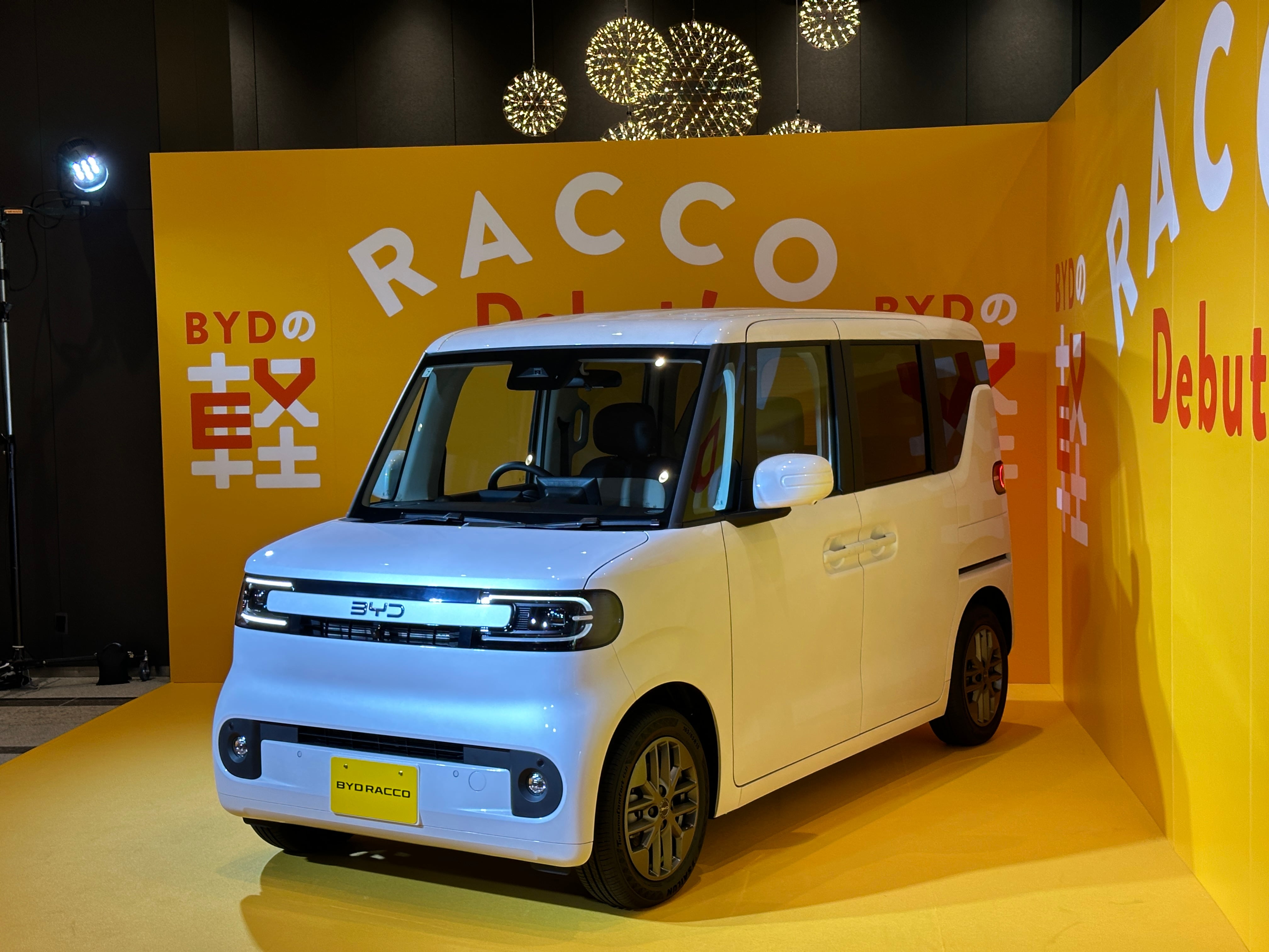 BYD presentó en Japón su primer Kei-Car eléctrico, el Racco, enfocado en la movilidad urbana.