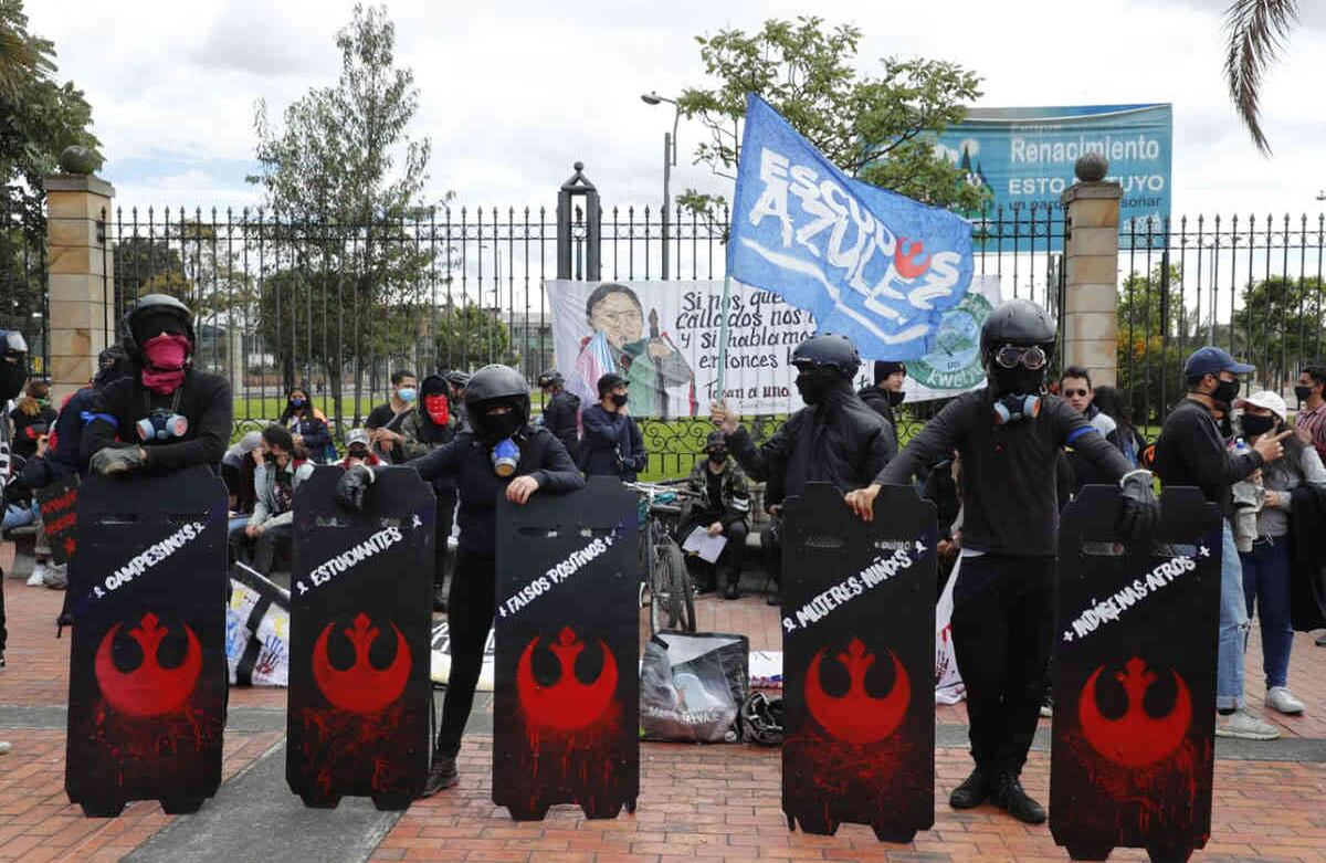 Manifestantes se reúnen para un plantón a las afueras del Centro de Memoria Paz y Reconciliación, en la ciudad de Bogotá, para protestar contra las últimas masacres en las que fueron asesinados varios jóvenes. Foto Guillermo Torres / Semana