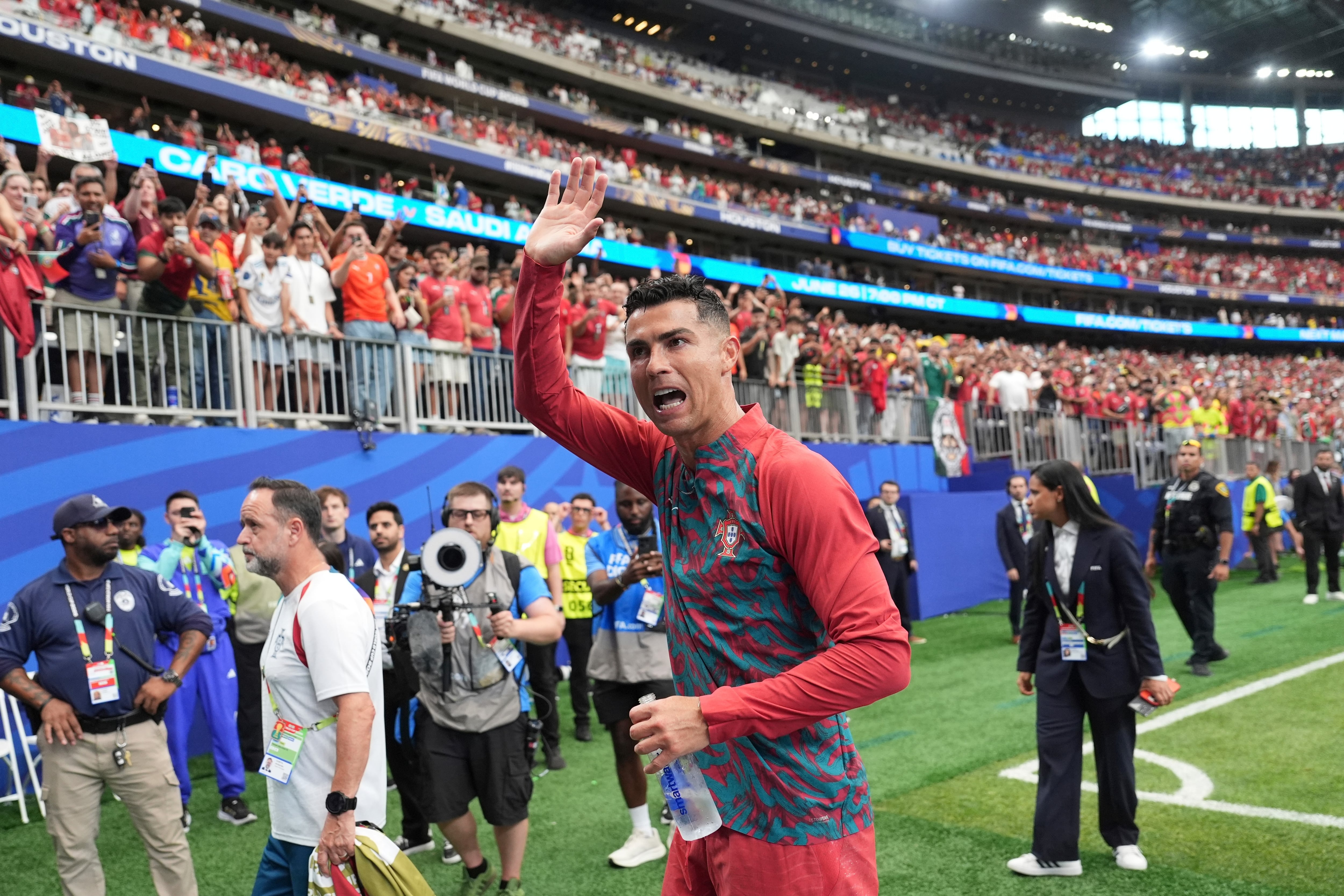 Portugal's Cristiano Ronaldo (7) waves to the fans after the World Cup Group K soccer match between Portugal and Uzbekistan in Houston, Tuesday, June 23, 2026. (AP Photo/Eric Gay)