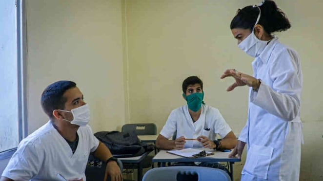 Lizz Caballero y sus estudiantes han tenido que dejar de lado las aulas por la pandemia.