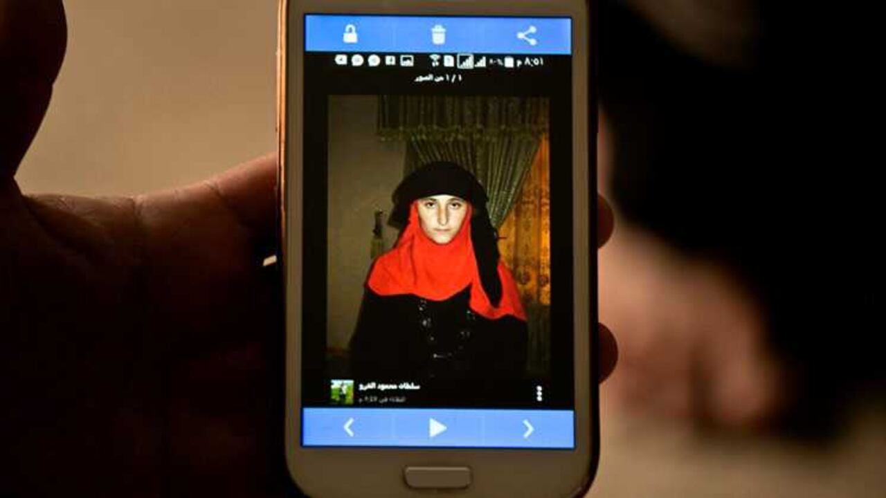 Esta foto es de una mujer yazidi llamada Nazdar Murat y hace parte de una base de datos de mujeres esclavizadas por el Estado Islámico.