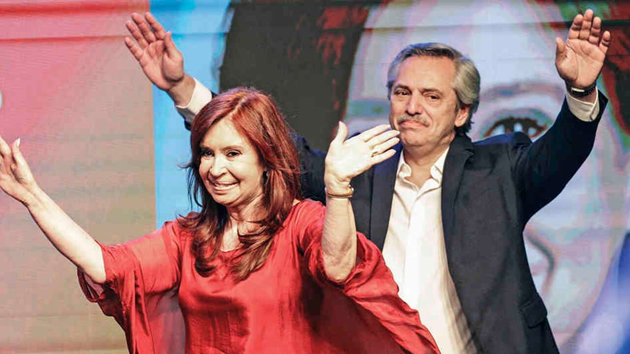 Algunos internacionalistas se preguntan quién será el presidente. En casi todos los eventos de celebración, Cristina aparece en primer plano.