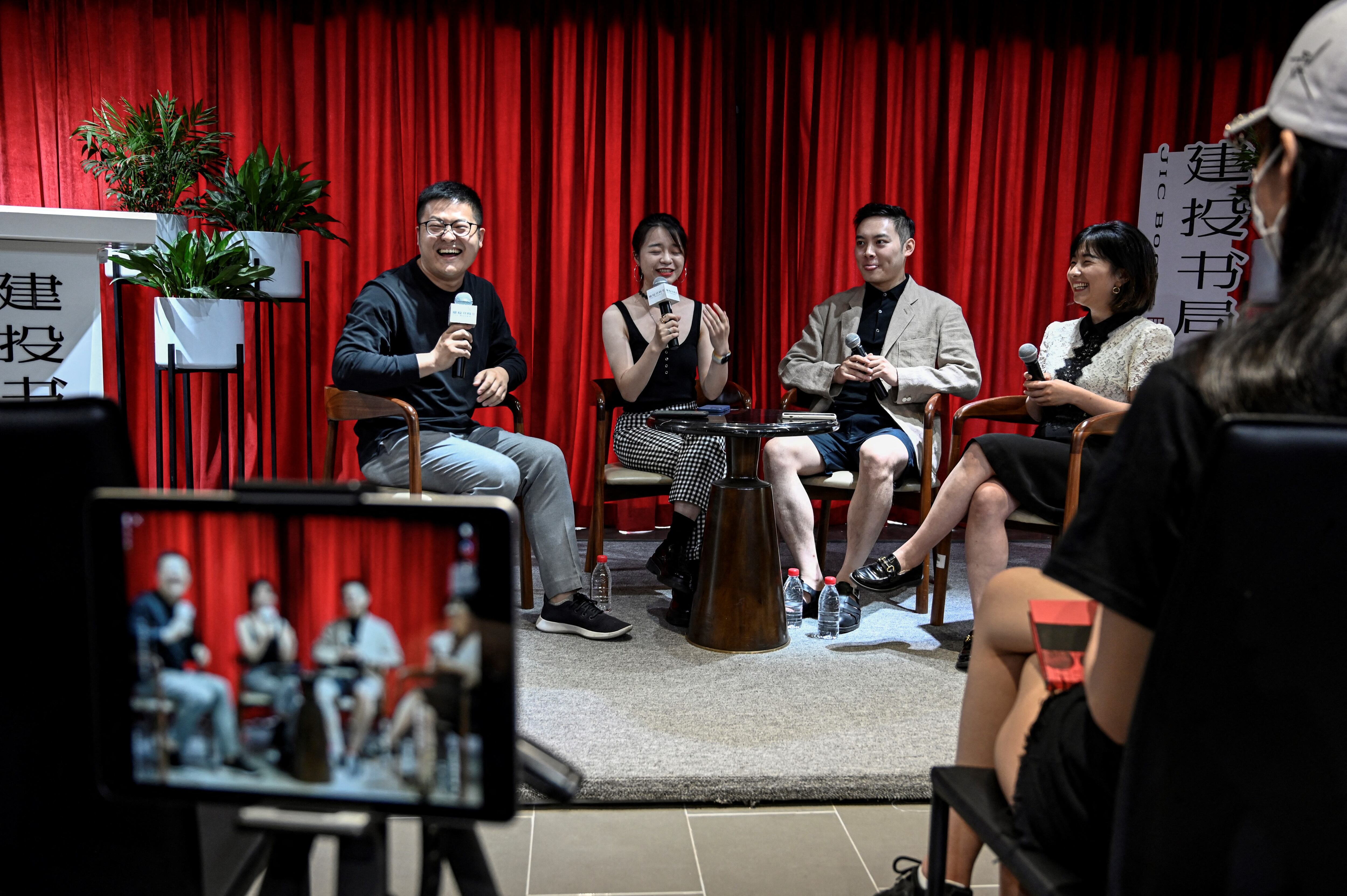 Yang Yi, Xie Ruohan, Meng Chang y Wang Qing, realizadores de podcasts, se encontraron con sus fans durante un foro realizado en Beijing.