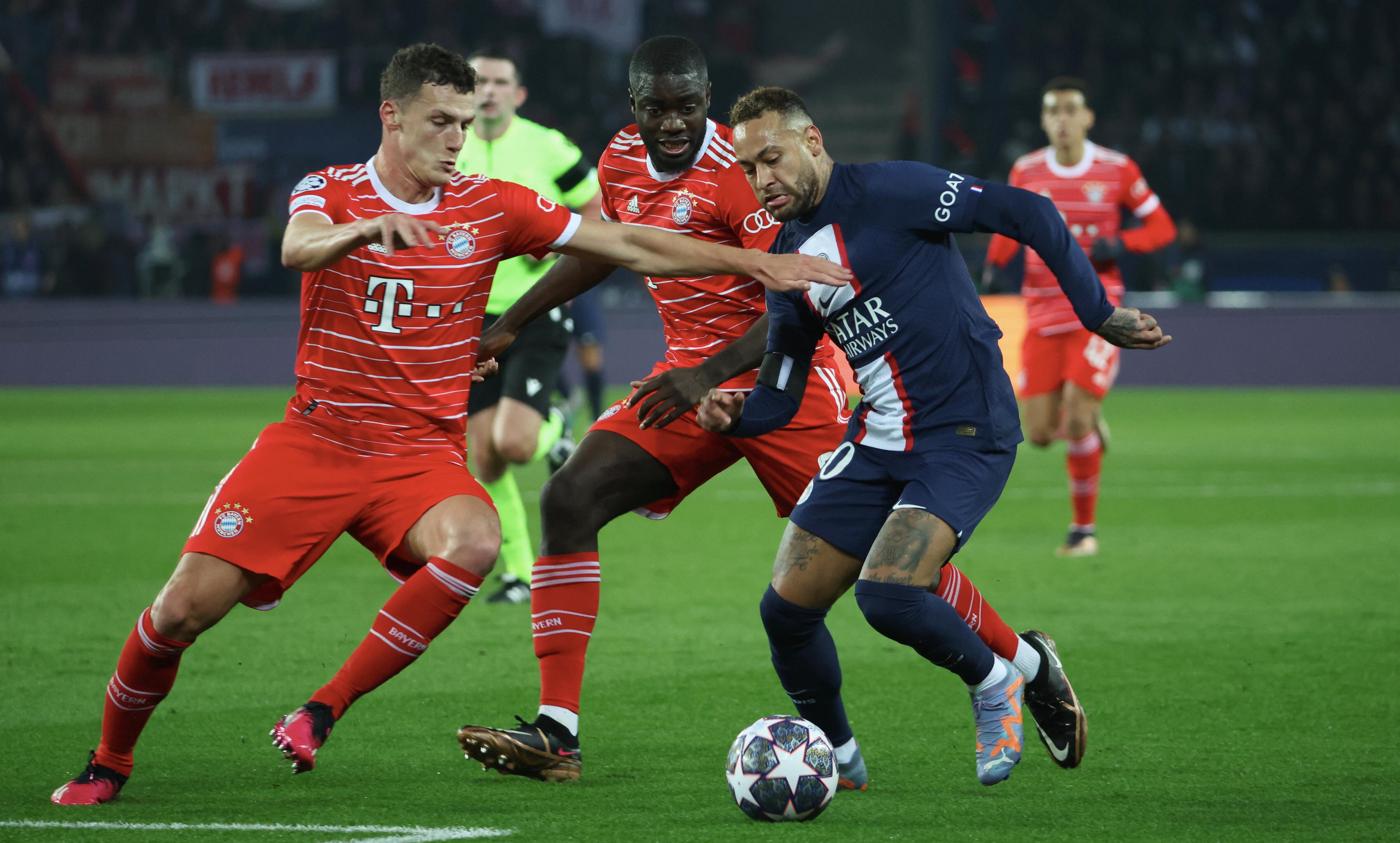 Neymar luchando con jugadores del Bayern Munich.