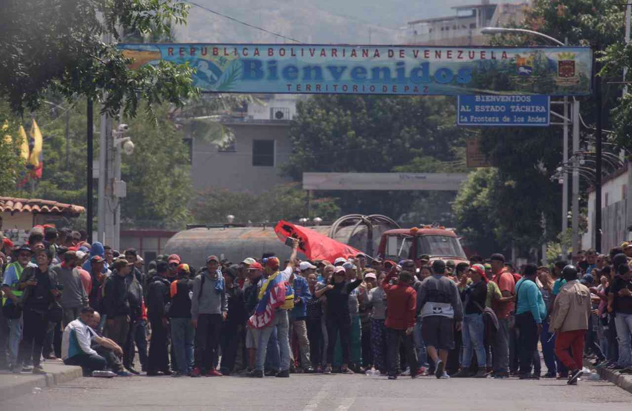 Pero no solo del costado colombiano, al fondo, en el extremo venezolano del puente Internacional Simón Bolivar, tras la primer barrera de guardias uniformados, se aglomera los llamados colectivos chavistas. foto: Diana Rey Melo