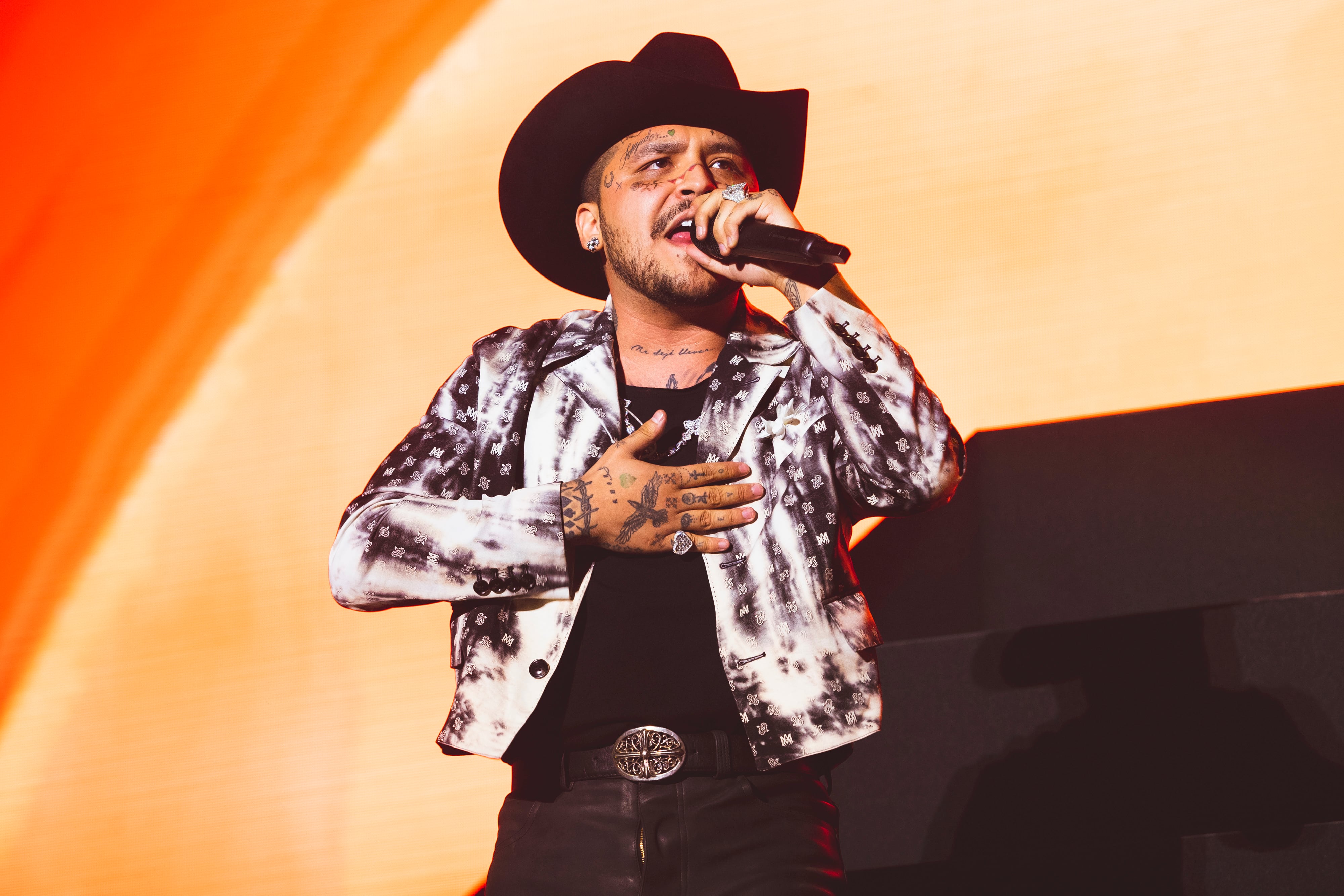 Christian Nodal el país