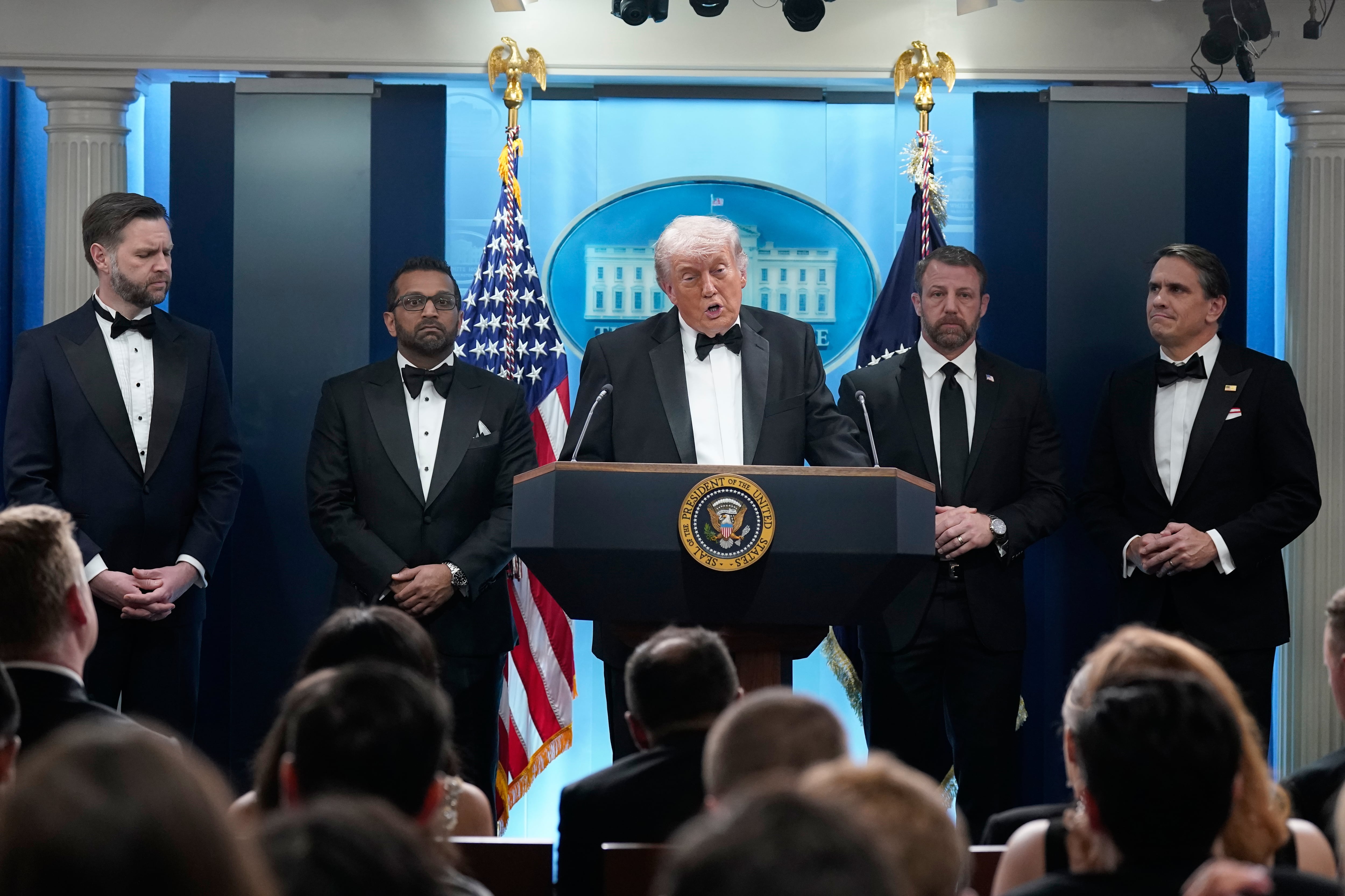 El presidente Donald Trump habla en la sala de prensa tras una amenaza no especificada durante la cena anual de la Asociación de Corresponsales de la Casa Blanca, mientras el vicepresidente JD Vance, el director del FBI Kash Patel, el secretario de Seguridad Nacional Markwayne Mullin y el fiscal general interino Todd Blanche escuchan.