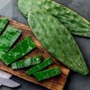 Las pencas del nopal tienen un importante contenido nutricional, que incluye niacina, riboflavina, vitamina B6, calcio, cobre, hierro potasio, magnesio y manganeso, fibra y vitamina C y K.