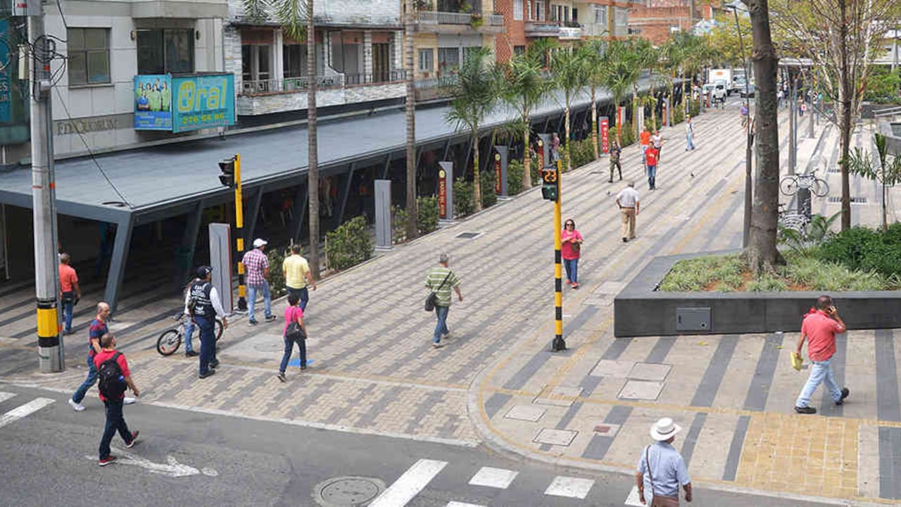 Paseo en la plaza principal de Envigado, uno de los municipios con las tasas más altas de crecimiento poblacional. Foto: Erick Morales
