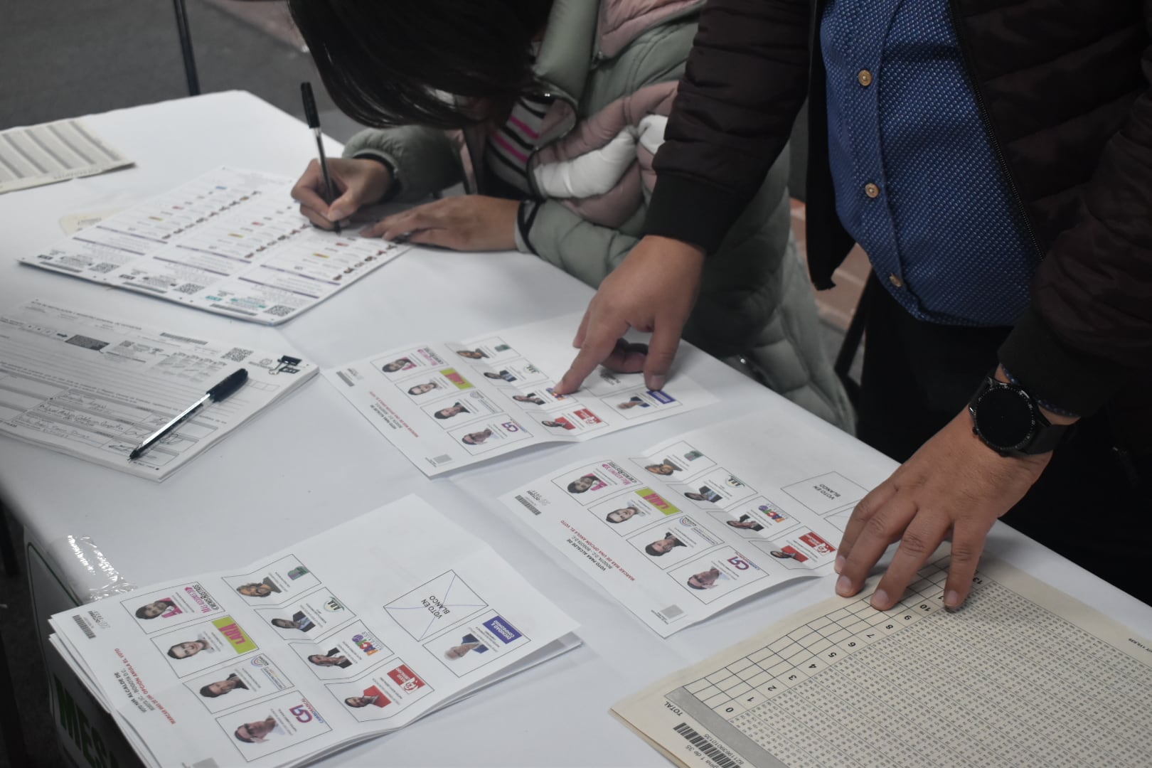 Conteo de Votos en corferias, escrutinio, mesas de votación