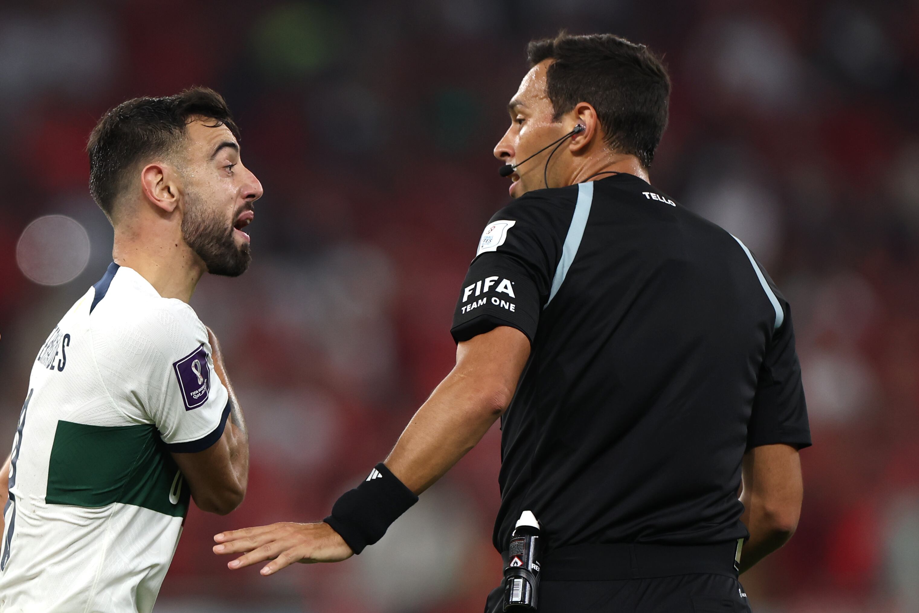 Bruno Fernandes en protesta contra el árbitro Facundo Tello.