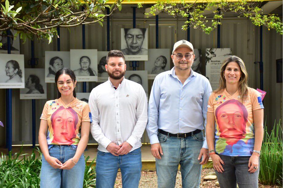 Edwin Arias, de camisa blanca, junto al embajador de la Unión Europea en Colombia.
