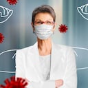 Mujer con tapabocas médica en interiores sobre fondo azul.