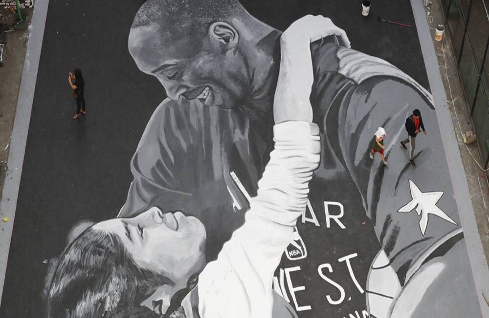 Un impactante mural del exjugador de baloncesto de la NBA Kobe Bryant y su hija Gianna adornan una cancha de baloncesto en Taguig, al sur de Manila, Filipinas ( 28 de enero de 2020). La obra de arte, a blanco y negro, fue realizada por un grupo de artistas de los edificios de alrededor, luego de la noticia de la muerte del jugador en un accidente de helicóptero. Foto: Aaron Favila/ AP.