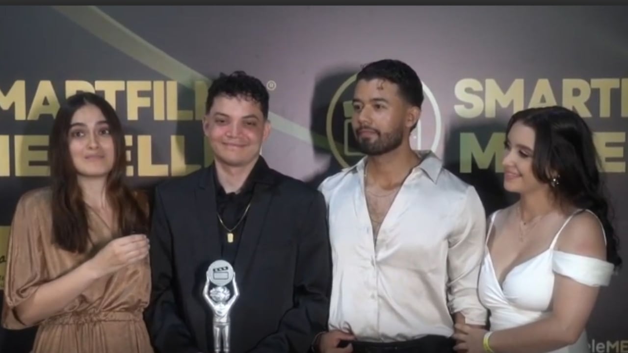 Participantes y ganadores posan durante una edición de SMARTFILMS Medellín, donde se destaca el talento emergente en el cine hecho con celulares.