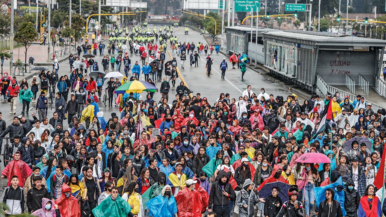 La idea es que miles de personas salgan a protestar en Bogotá, Cali, Medellín, Barranquilla, Popayán, Armenia, Cartagena, Pereira, entre otras ciudades, con un objetivo claro: presionar el retiro o la modificación de la controvertida reforma tributaria que estudia el Congreso.