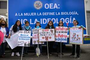 Los manifestantes conservadores en Perú calificaron de atea a la OEA. (Photo by ERNESTO BENAVIDES / AFP)