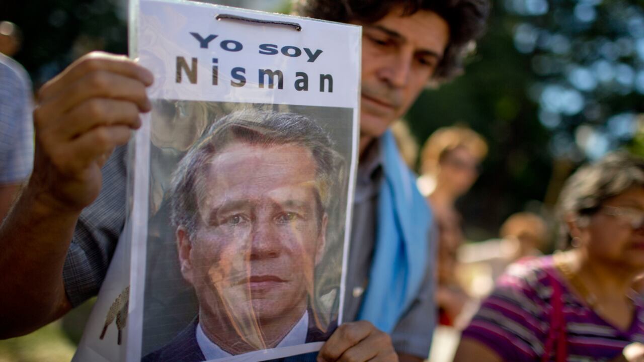 Un hombre sostiene la foto del fiscal Alberto Nisman durante una manifestación del pasado 18 de marzo.