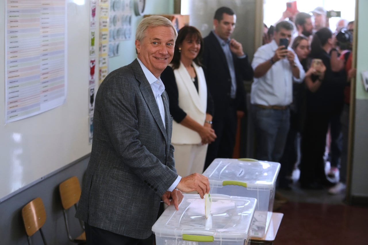 El candidato presidencial José Antonio Kast, del Partido Republicano, vota durante las elecciones generales en Santiago de Chile.