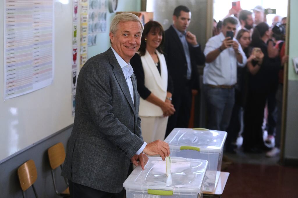 El candidato presidencial José Antonio Kast, del Partido Republicano, vota durante las elecciones generales en Santiago de Chile.
