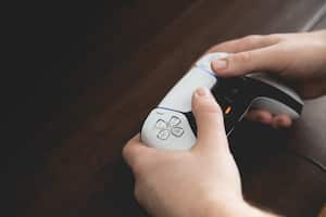 La seguridad del usuario es una preocupación fundamental al utilizar dispositivos electrónicos, y jugar mientras se carga un control de PlayStation podría aumentar el riesgo de accidentes eléctricos.