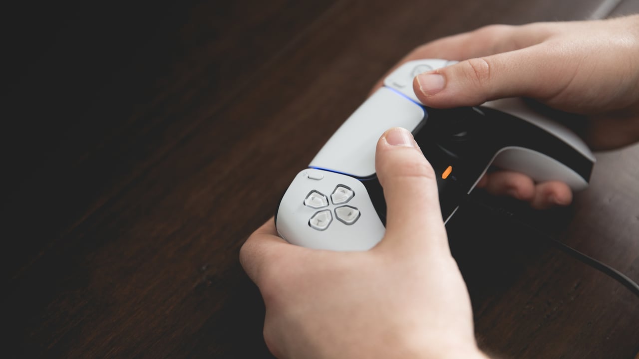 La vida útil de la batería y la funcionalidad del control pueden verse afectadas negativamente por el uso simultáneo y la carga, lo que podría requerir costosas reparaciones o reemplazos.