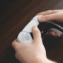 La seguridad del usuario es una preocupación fundamental al utilizar dispositivos electrónicos, y jugar mientras se carga un control de PlayStation podría aumentar el riesgo de accidentes eléctricos.