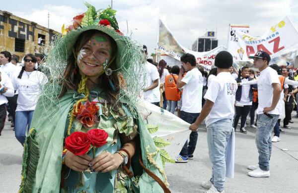 Diferentes artistas y teatreros asistieron a la marcha por la paz. Fotografía: Guillermo Torres / SEMANA.