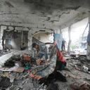 Los palestinos observan las secuelas del ataque israelí a una escuela administrada por la ONU que mató a decenas de personas en el campo de refugiados de Nusseirat en la Franja de Gaza, el jueves 6 de junio de 2024. (Foto AP/Abdel Kareem Hana)