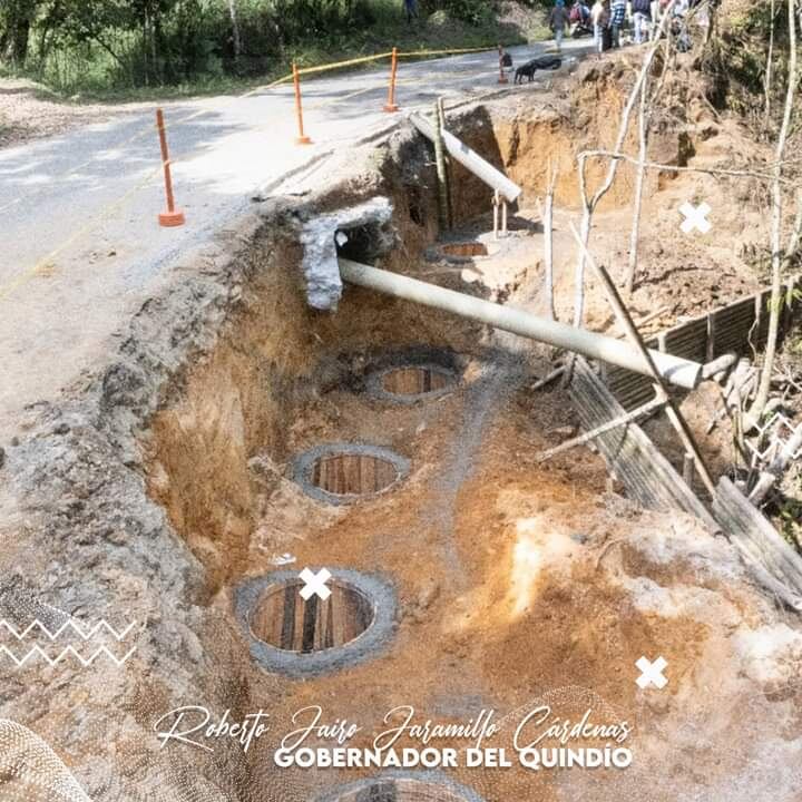 La calzada empezó a debilitarse a finales de enero y que posteriormente se dio el fracturamiento del asfalto por el proceso erosivo